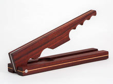 Carica l'immagine nel visualizzatore di Gallery, "Ciao-cosky" schiaccianoci artigianale in legno di padouk